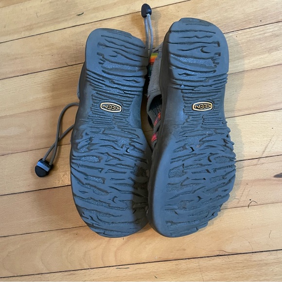 Keen sandals size 4. These are in very good condition. - Picture 2 of 7